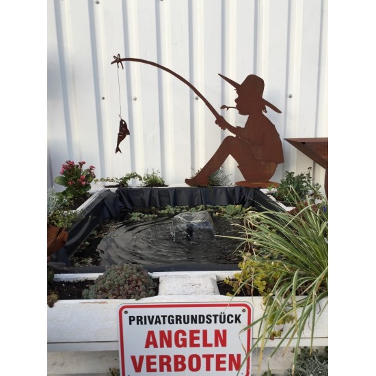 Fischender Angler Manni auf Platte, 60 cm hoch aus Edelrost zur Gartendeko
