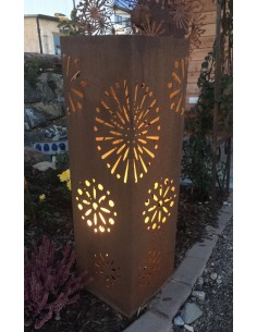 Blütensäule eckig 90cm aus Edelrost Metall zur Gartendeko von innen beleuchtbar