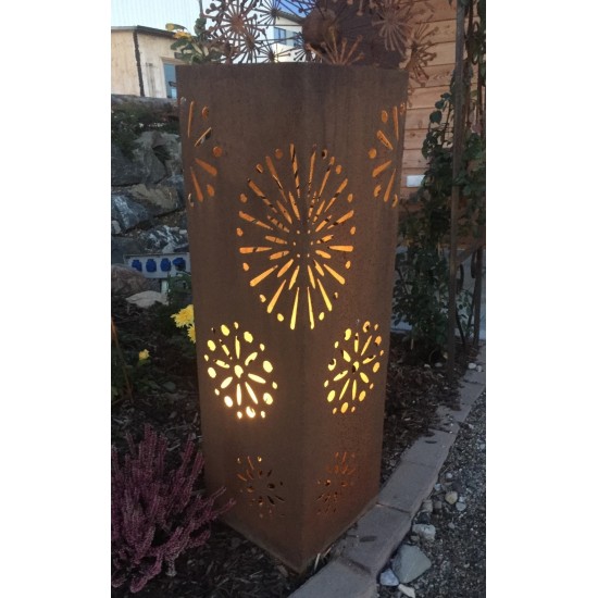 Blütensäule eckig 90cm aus Edelrost Metall zur Gartendeko von innen beleuchtbar