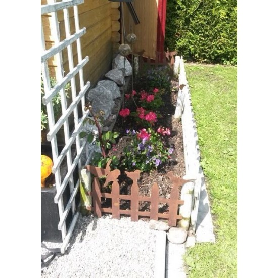 Edelrost Vogelzaun mit 4 Vögelchen 50 cm breit auf Platte zur Gartendeko