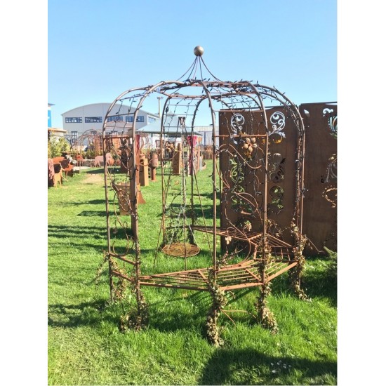 Edelrost Rosenbogen zum Pavillon umgebaut mit Sitzbank im rostigen Garten Betzigau