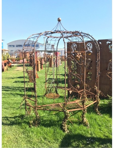 Edelrost Rosenbogen zum Pavillon umgebaut mit Sitzbank im rostigen Garten Betzigau