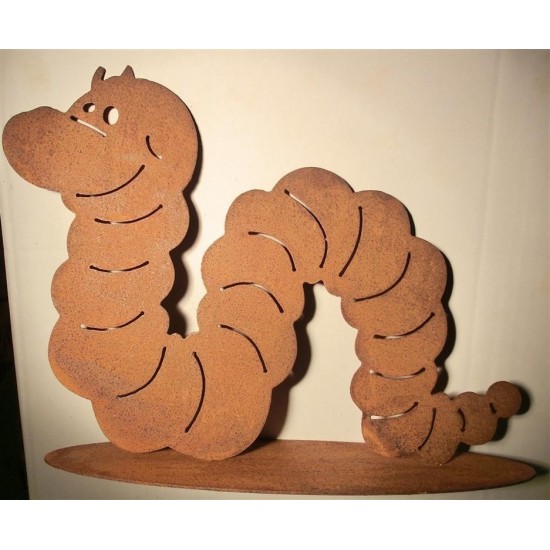 lustiger Wurm aus Metall mit Edelrostpatina auf Platte als Gartendeko und Geschenk