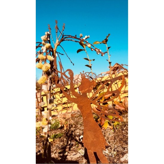 helfende Fee aus Edelrost stehend mit Schere, auf Platte Höhe 42 cm - Dekoidee und Geschenk