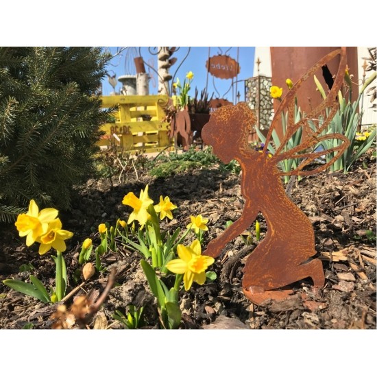 Garten-Elfe - helfende Fee aus Edelrost kniend mit Schaufel, Dekoidee und Geschenk aus rostigem Metall
