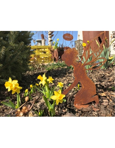 Garten-Elfe - helfende Fee aus Edelrost kniend mit Schaufel, Dekoidee und Geschenk aus rostigem Metall