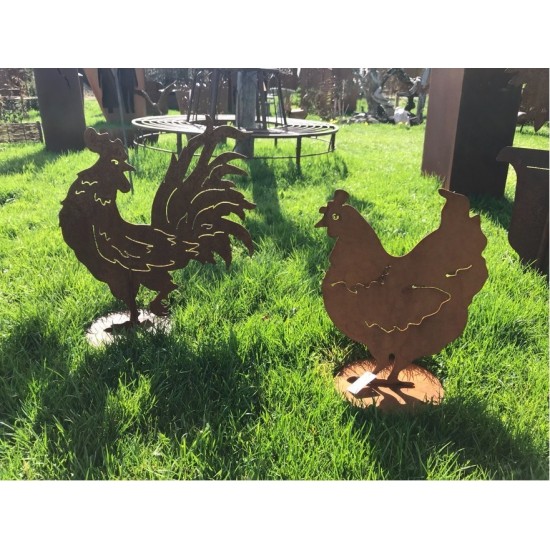 rostiger Hahn nach hinten schauend auf Platte -Dekofigur für den Garten aus Metall Bauernhofdeko Landhausstil