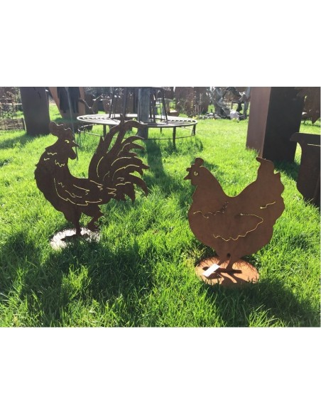 rostiger Hahn nach hinten schauend auf Platte - Landhaus Dekoration Gockel Deko aus Rost