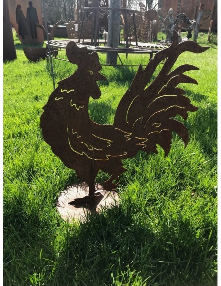 rostiger Hahn nach hinten schauend auf Platte - Landhaus Dekoration Gockel Deko aus Rost