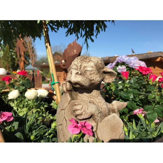 Süßes Steinguss Drachenbaby Rubin Höhe 20 cm perfekt für die Deko im Garten mit Fantasy Figuren