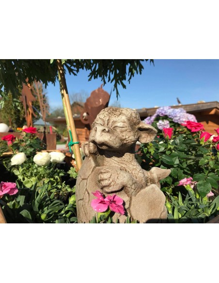 Süßes Steinguss Drachenbaby Rubin Höhe 20 cm perfekt für die Deko im Garten mit Fantasy Figuren