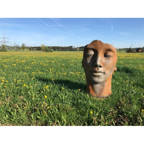 Frauenkopf Steinguss Gesicht Frau Kopf Figur am Betzigauer Kreisel  Rosteffekt Allgäu Kreisverkehr Rost Deko am Straßenrand