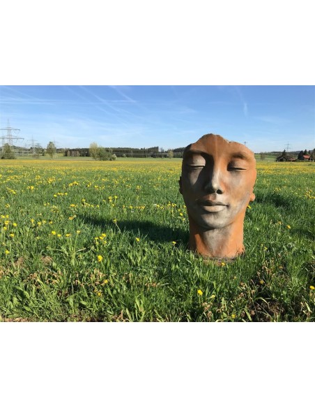 Frauenkopf Steinguss Gesicht Frau Kopf Figur am Betzigauer Kreisel  Rosteffekt Allgäu Kreisverkehr Rost Deko am Straßenrand