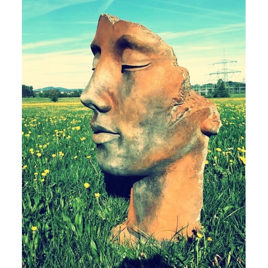 Kunstwerk aus Stein Frauenkopf Beton Gesicht Frau Kopf  Figur am Betzigauer Kreisel 2018 Rosteffekt Rost Edelrost 