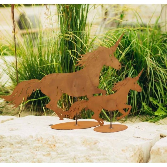 Edelrost Einhorn auf Platte Fairy  märchenhafte Gartendeko aus rostigem Metall