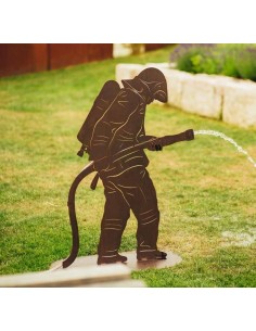 Edelrost Feuerwehrmann auf Platte als Brunnen aus rostigem Metall zur Gartendeko und als Geschenk