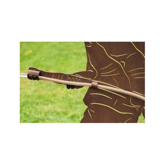 Edelrost Feuerwehrmann auf Platte als Brunnen aus rostigem Metall zur Gartendeko und als Geschenk