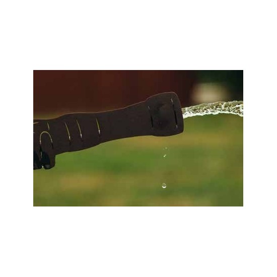 Edelrost Feuerwehrmann auf Platte als Brunnen aus rostigem Metall zur Gartendeko und als Geschenk