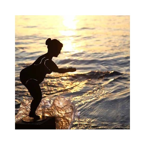 Badenixe Dora springend auf Platte Höhe 33 cm