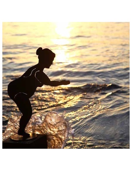 Badenixe Dora springend auf Platte Höhe 33 cm Badenixe Dora springend auf Platte Höhe 33 cm