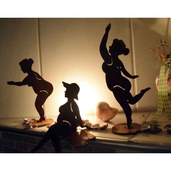 Badenixe Carlotta streckend auf Platte Höhe 44 cm