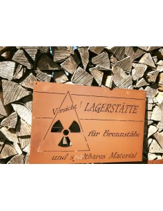 Kaminholzregal deko mit lustigem Spruch Vorsicht! Lagerstätte für Brennstäbe und spaltbares Material