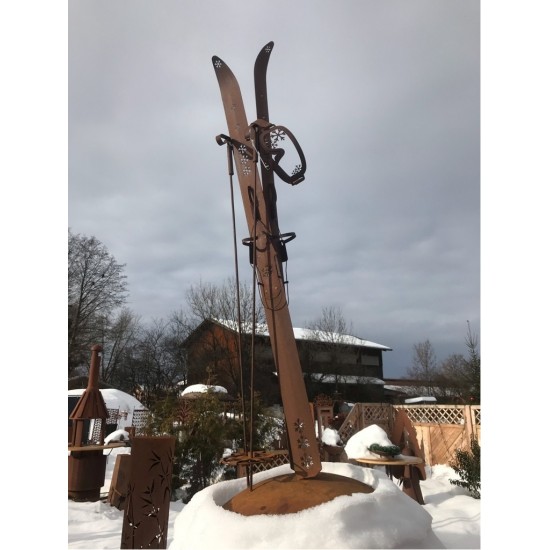 Skiständer mit Stecken und Brille