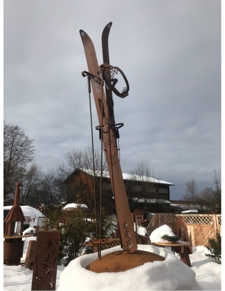 Skiständer mit Stecken und Brille  Skiständer mit Stecken und Brille