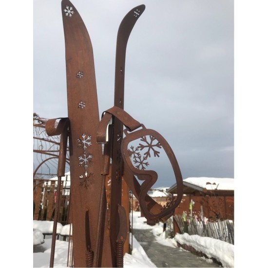 Skiständer mit Stecken und Brille