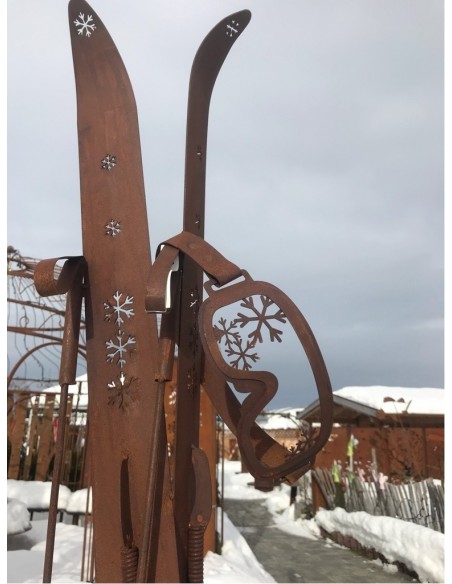 Skiständer mit Stecken und Brille  Skiständer mit Stecken und Brille