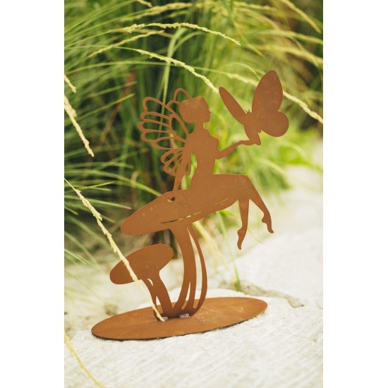 Fee mit Schmetterling auf Pilz