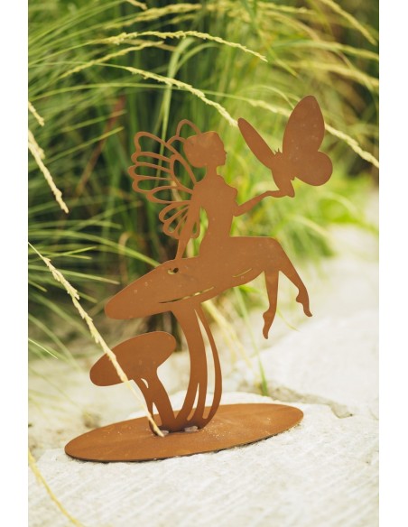 Fee mit Schmetterling auf Pilz