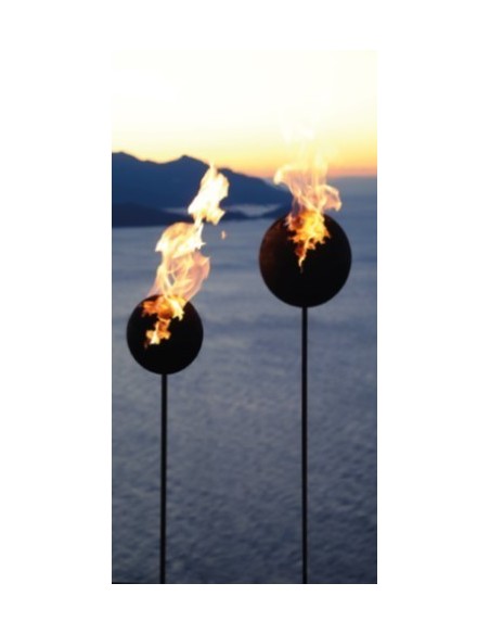 Feuerkugel mit Rissen auf kurzem Rohr