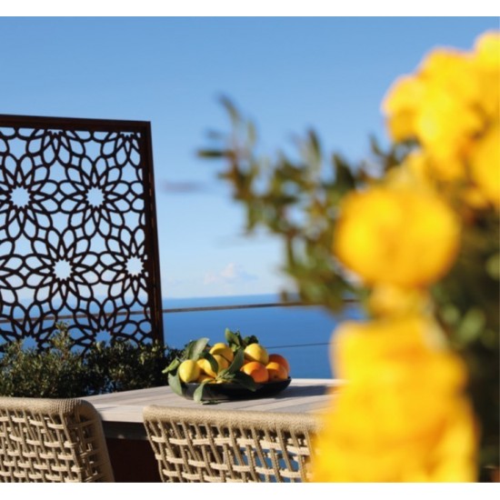 Sichtschutzzaun aus Metall mit Blumemuster