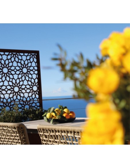 Sichtschutzzaun aus Metall mit Blumemuster Sichtschutzzaun aus Metall mit Blumemuster