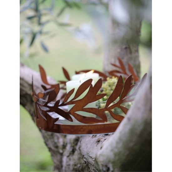 Ring aus Deko Olivenzweigen als einzigartige Gartendeko