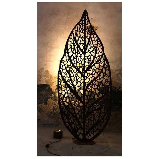 Blattstruktur dekorativ als Skulptur - sichtbare Blattadern beleuchtet