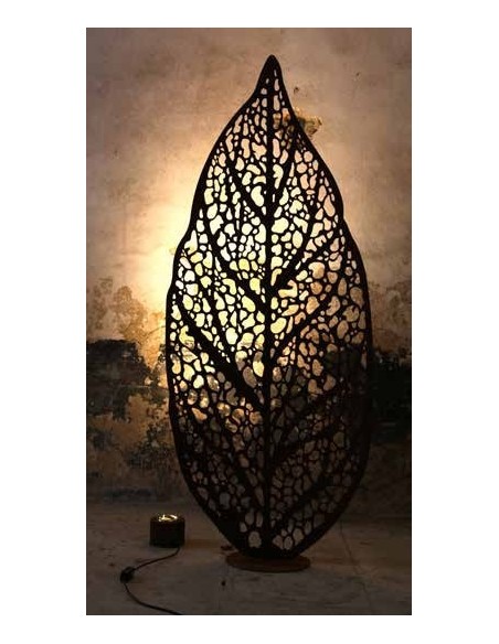 Blattstruktur dekorativ als Skulptur - sichtbare Blattadern beleuchtet