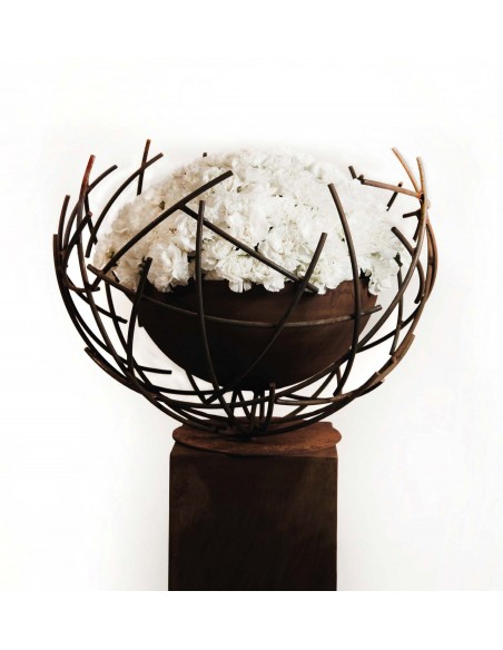 Gartendeko modern - schwebende Pflanzschale mit Drahtkugel