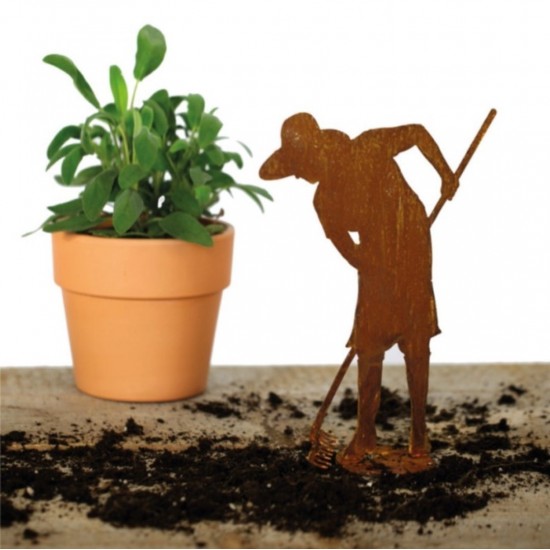 Deko Gärtnerin "Flora" mit Rechen Höhe 30 cm auf Platte - Figuren für den Garten