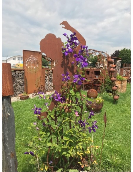 Rankhilfe Signorina graziös auf Platte Edelrost Gartenfiguren Figur aus Metall Gartendeko Damenfigur