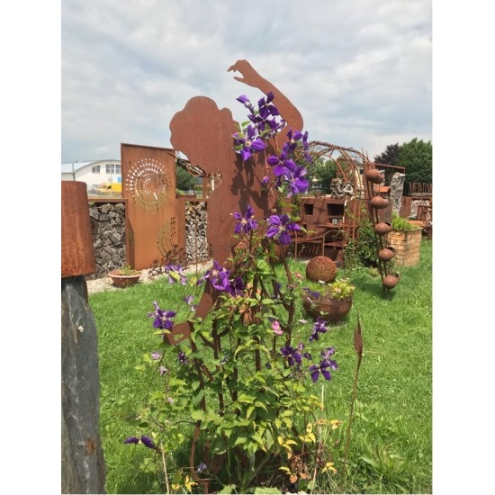 Rankhilfe Signorina graziös mit Steckverbindung Gartenfigur aus Metall und Edelrost Damenfigur Hilfe für die Pflanzen