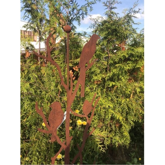 Edelrost Vögel auf Ästen an Stab mit Kugel aus Metall Gartenstecker mit Rost Patina und Tiere