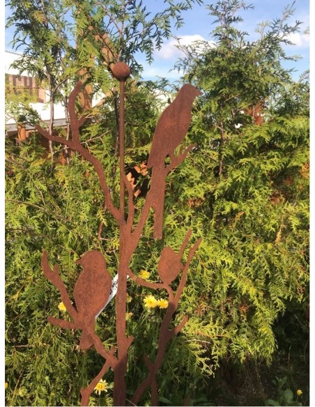 Edelrost Vögel auf Ästen an Stab mit Kugel aus Metall Gartenstecker mit Rost Patina und Tiere