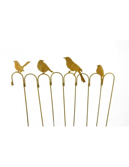 Zaun in Rostoptik verziert mit Vögeln