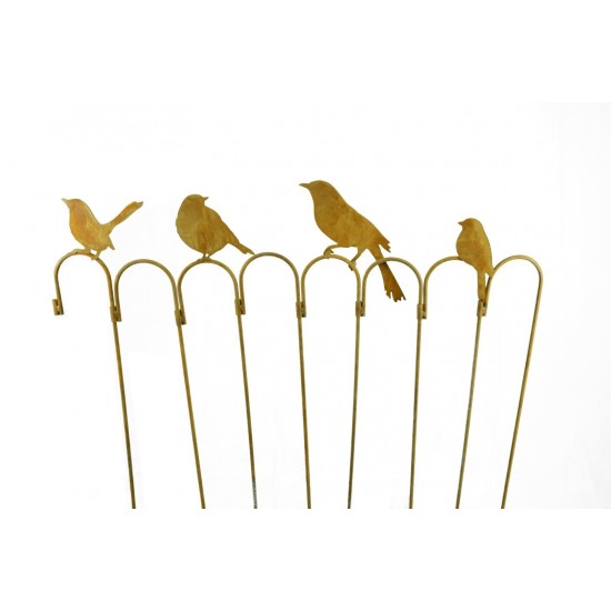 Zaun in Rostoptik verziert mit Vögeln