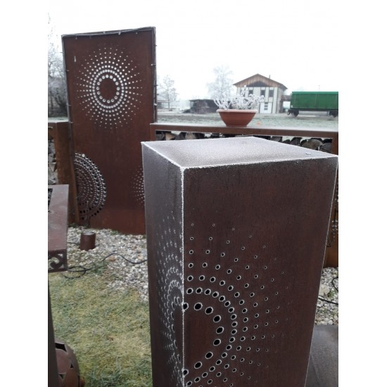 Dot Säule und Dot Paravent, Edelrostdeko, Säule im Garten, Detail, Gartenparavent, Metalldeko
