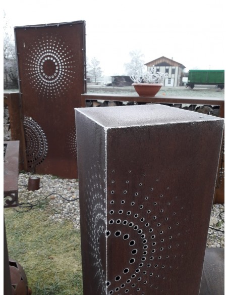 Dot Säule und Dot Paravent, Edelrostdeko, Säule im Garten, Detail, Gartenparavent, Metalldeko