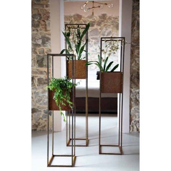 Gesamtbild Säulen Volante aus Metall und Edelrost, Kaminholzregale, Pflanzsäulen mit Boden, Gartendeko, Lounge Deko