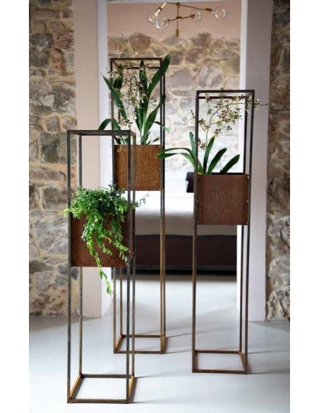 Gesamtbild Säulen Volante aus Metall und Edelrost, Kaminholzregale, Pflanzsäulen mit Boden, Gartendeko, Lounge Deko